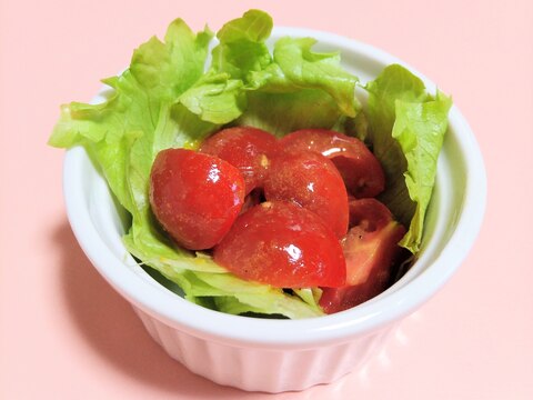 簡単♪カレーごま油が香るトマトとレタスのミニサラダ